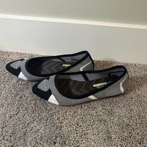 Skechers black white gray Cleo flats women’s size 8 slip on shoes